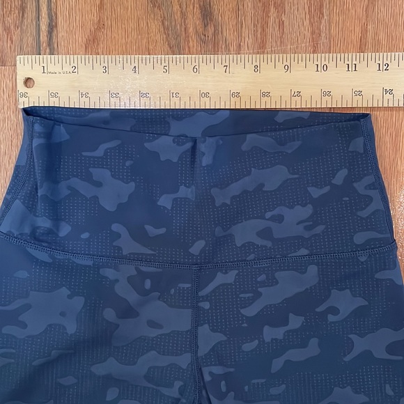 Zyia Woman’s Gray Camo Leggings Size 4 - Picture 4 of 8